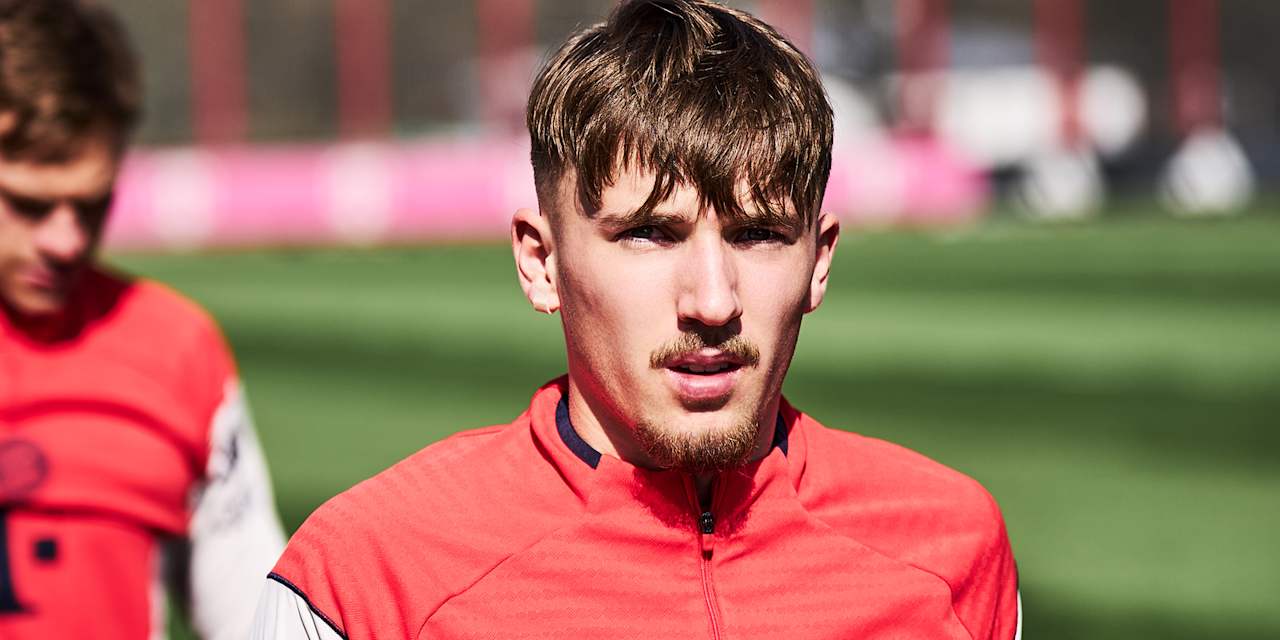 Lennart Karl läuft auf den Trainingsplatz des FC Bayern