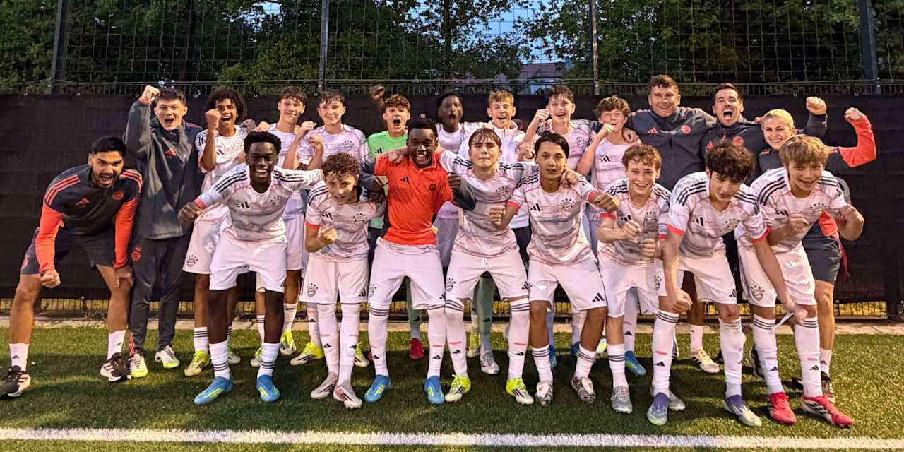 Die FC Bayern U15 jubelt.