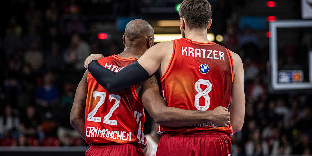Isiaha Mike, Leon Kratzer von hinten, Umarmung