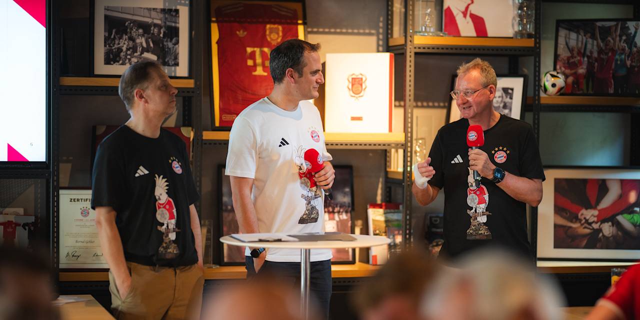 Andreas Kummer, Fabian Raabe und Prof. Dr. Dieter Mayer moderieren das FC Bayern Mitgliederquiz im Clubheim