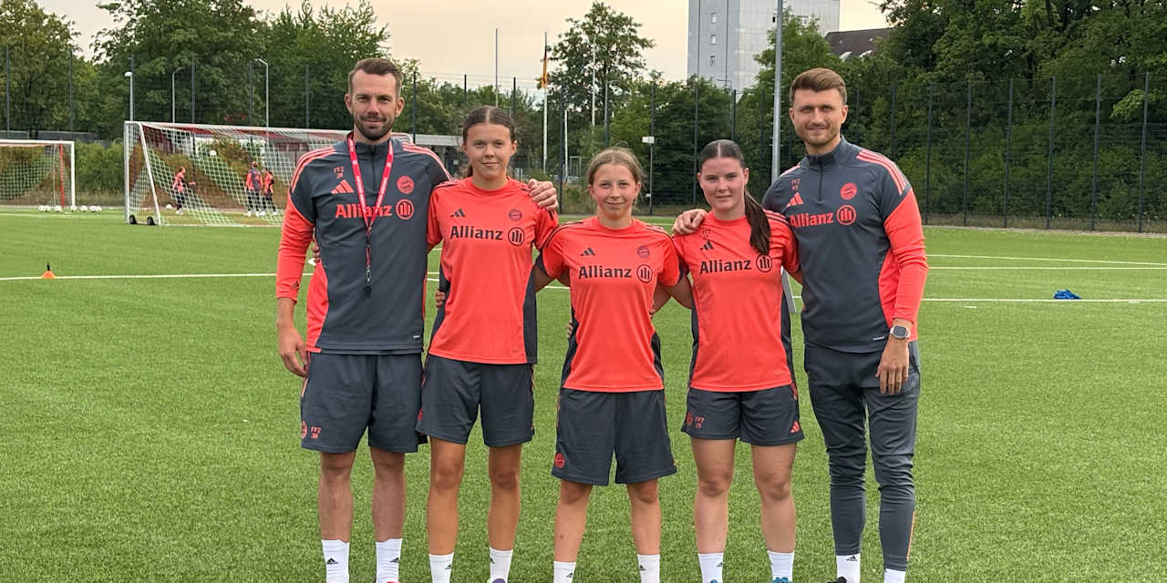 Laura Fühler, Clara Choisy und Laura Dafinger gemeinsam mit Cheftrainer Jerome Reisacher und Co-Trainer Michael Schubert am FC Bayern Campus.