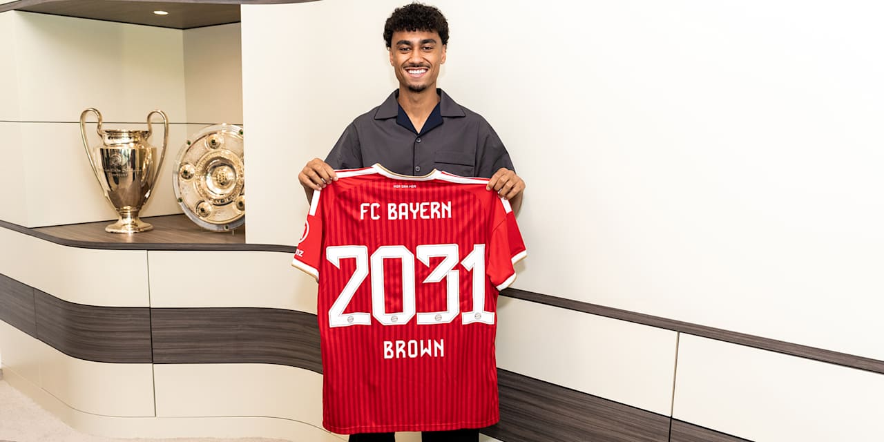 Nathaniel Brown hält ein FCB-Trikot mit 2031 Brown