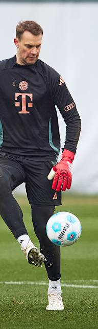 Manuel Neuer stoppt einen Ball im Training des FC Bayern