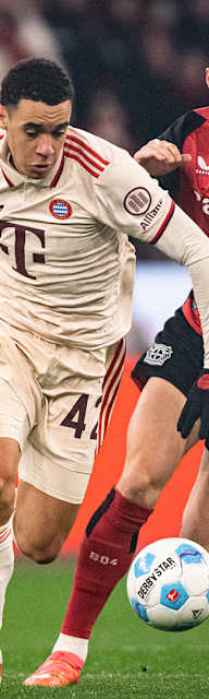 Jamal Musiala im Zweikampf mit Granit Xhaka im Bundesliga-Spiel des FC Bayern in Leverkusen.