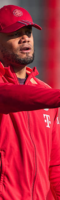 Vincent Kompany spricht im Training des FC Bayern