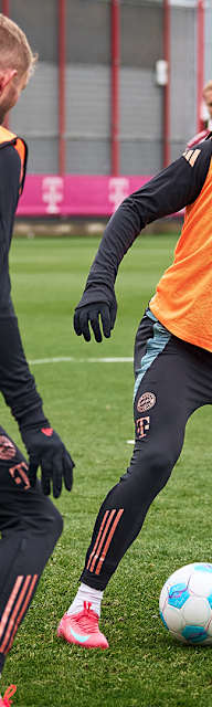 Leroy Sané schirmt den Ball vor Konrad Laimer ab im im FC Bayern-Training vor dem Bundesliga-Spiel bei Union Berlin