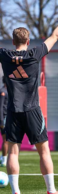 Harry Kane hebt beide Arme im Training des FC Bayern