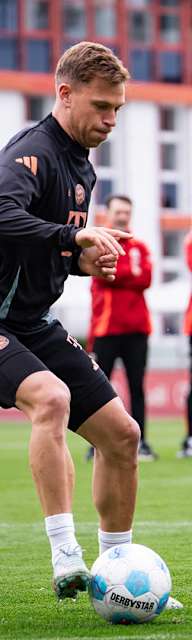 Joshua Kimmich am Ball im Training des FC Bayern