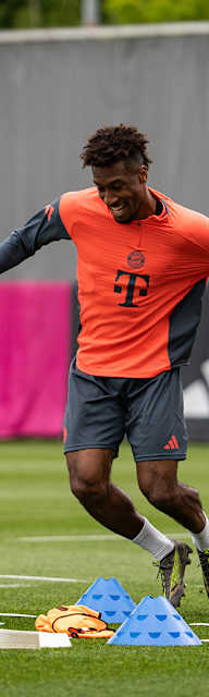 Kingsley Coman wird gehalten von Athletiktrainer Bram Geers im FC Bayern-Training vor Bundesliga-Spiel bei TSG Hoffenheim.