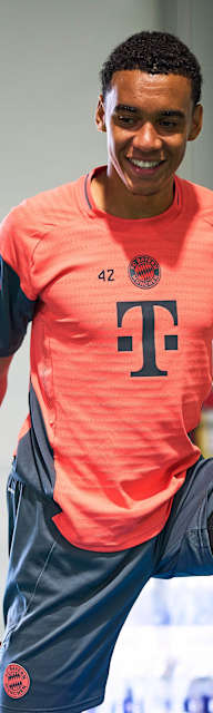 Jamal Musiala und Michael Olise am Donnerstag im FC Bayern-Training.