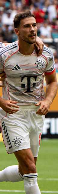 Josip Stanisic jubelt mit Leon Goretzka nach dem Führungstor des FC Bayern gegen Flamengo.