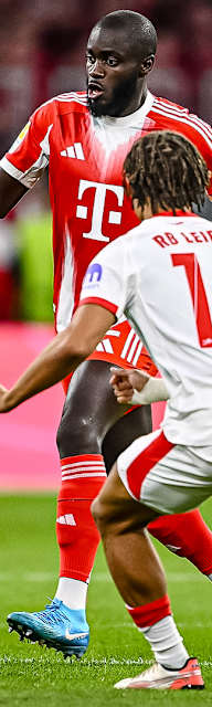 Dayot Upamecano mit Ball am Fuß während des Bundesligaauftakts zwischen dem FC Bayern und RB Leipzig