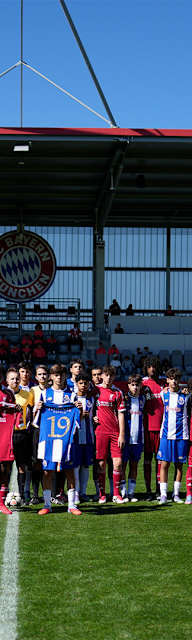 Der FC Porto und der FC Liverpool gedenken Djogo Jota und Andre Silva beim U15 Elite Cup am FC Bayern Campus.