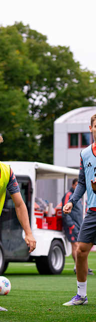 Harry Kane blicket dem Ball bei einer Spielform hinterher imTraining des FC Bayern vor dem Heimspiel gegen den Hamburger SV.