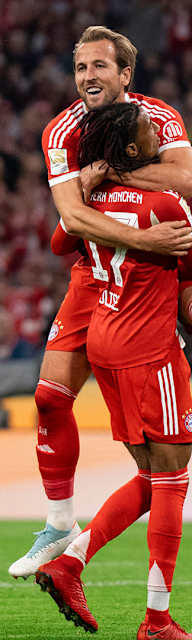 Harry Kane jubelt mit Vorlagengeber Michael Olise nach dem 5:0 imBundesliga-Spiel FC Bayern gegen Hamburger SV.