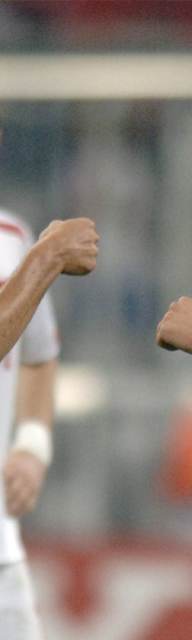 Hasan Salihamidzic und Lukas Podolski schlagen ein nach einem Tor zum Champions League-Auftakt gegen Spartak Moskau