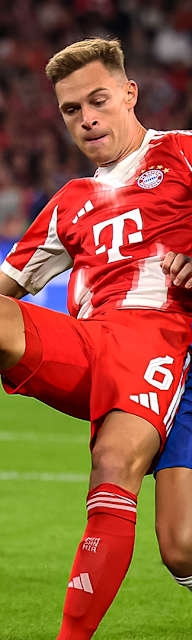 Joshua Kimmich im Zweikampf während des Heimspiels des FC Bayern zum Auftakt in die Champions League gegen den FC Chelsea