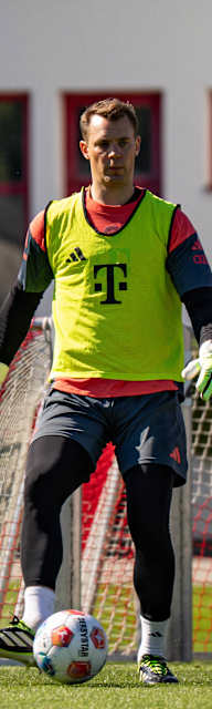 Manuel Neuer im gelben Oberteil im FC Bayern-Training