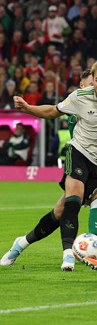 Harry Kane schießt den Ball im Bundesliga-Heimspiel des FC Bayern gegen den SV Werder Bremen.