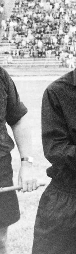 Gerd Müller pfeift ein Spiel der FC Bayern Frauen 1974