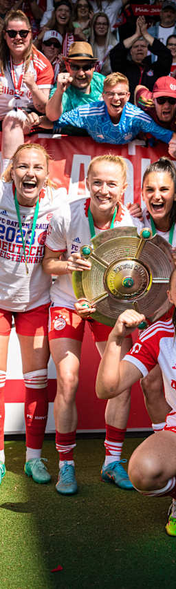 Group_Meisterschale_Jubel_FCBayern-TurbinePotsdam-FrauenBL_230528_B3_5068