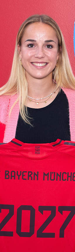 Bilder der Vertragsverlaengerung mit Giulia Gwinn beim FC Bayern