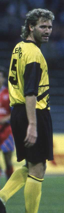 John Doyle (Leipzig), rechts, vor Lothar Matthäus (Bayern)
