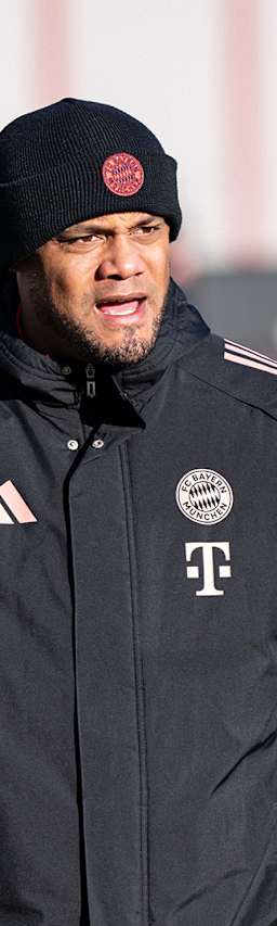 Vincent Kompany spricht im Training des FC Bayern mit den Spielern