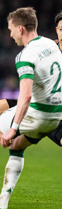 Hiroki Ito im Zweikampf im Champions League-Spiel des FC Bayern bei Celtic Glasgow