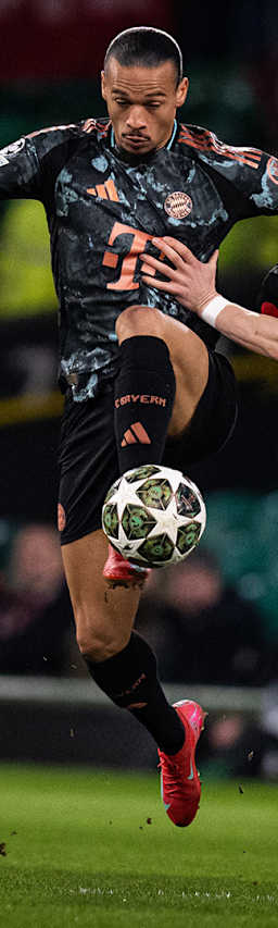 Leroy Sané im Zweikampf mit Gegenspielern von Celtic Glasgow