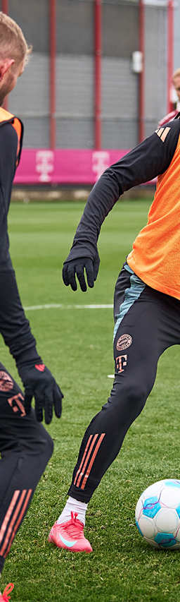 Leroy Sané schirmt den Ball vor Konrad Laimer ab im im FC Bayern-Training vor dem Bundesliga-Spiel bei Union Berlin