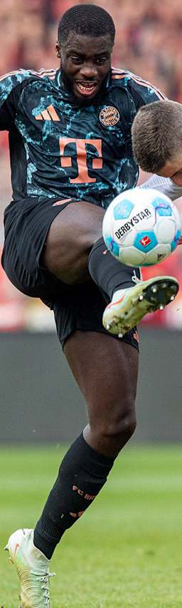 Dayot Upamecano (FC Bayern Muenchen) und Andrej Ilic (1. FC Union Berlin) kaempfen um den Ball