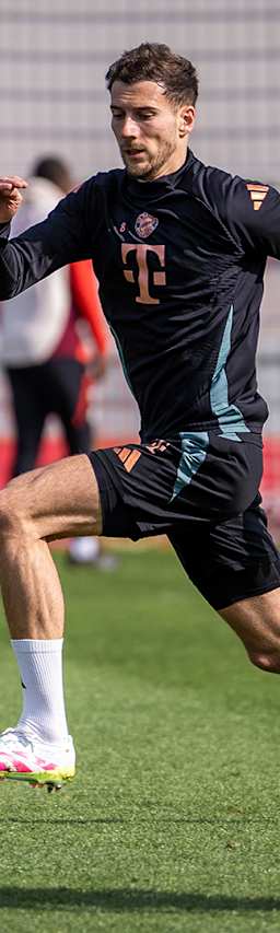 Leon Goretzka rennt im Training des FC Bayern zu einem Ball