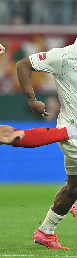 Eric Dier springt nach einem Ball, der von Samuel Essende geführt wird