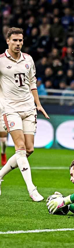 Jonas Urbig sichert sich vor Marcus Thuram den Ball