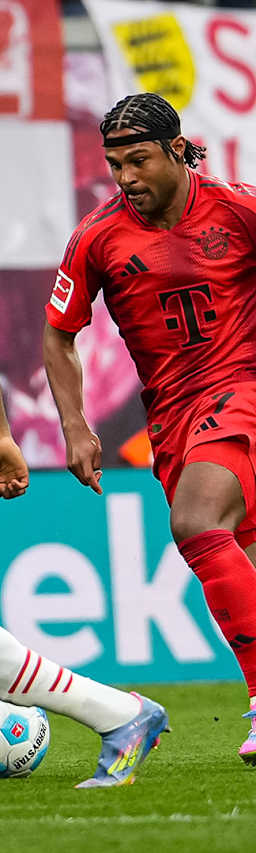 FC Bayerns Serge Gnabry im Zweikampf mit Leipzigs Castello Lukeba