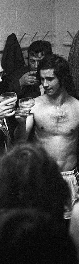 1973: Matchday 30 – Bayern dominated the Bundesliga in 1972/73 and wrapped up the title with four games to spare thanks to a 6-0 thrashing of Kaiserslautern. Gerd Müller scored five of the goals and got to toast victory in the changing room with president Wilhelm Neudecker.