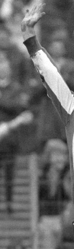 Gerd Müller jubelt nach einem Torerfolg.