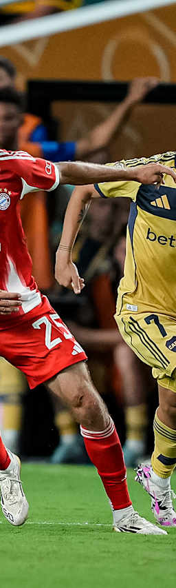 Thomas Müller mit Ball am Fuß im Zweikampf im Spiel des FC Bayern gegen die Boca Juniors bei der Klub-WM.