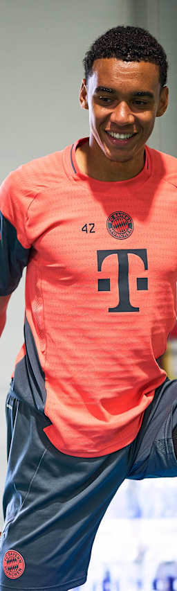 Jamal Musiala und Michael Olise am Donnerstag im FC Bayern-Training.