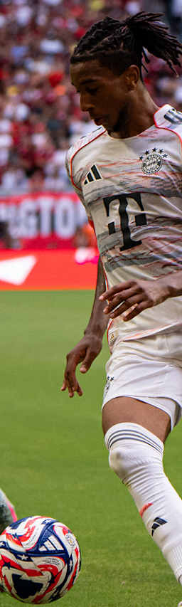 Michael Olise am Ball im Klub-WM-Achtelfinale FC Bayern vs. Flamengo.