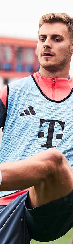 Josip Stanisic spielt einen Ball im Training des FC Bayern