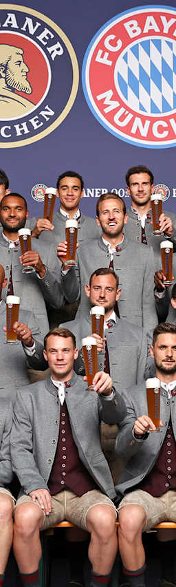 Mannschaftsfoto des FC Bayern mit Paulaner