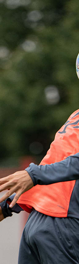 Aleksandar Pavlovic stoppt den Ball im Training des FC Bayern