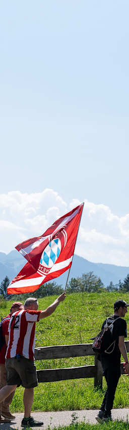 Der Aufstiegsmarsch des FC Bayern am Tegernsee