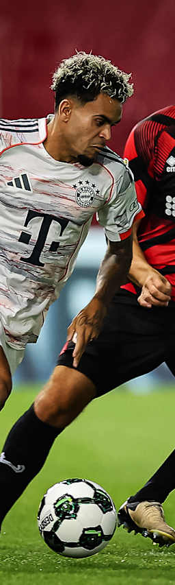 Luis Díaz mit Ball am Fuß während des DFB-Pokalspiels des FC Bayern beim SV Wehen Wiesbaden