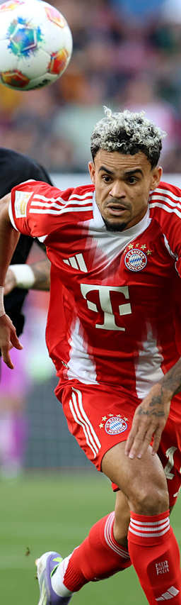 Luis Diaz am Ball im Bundesliga-Spiel des FC Bayern beim FC Augsburg.