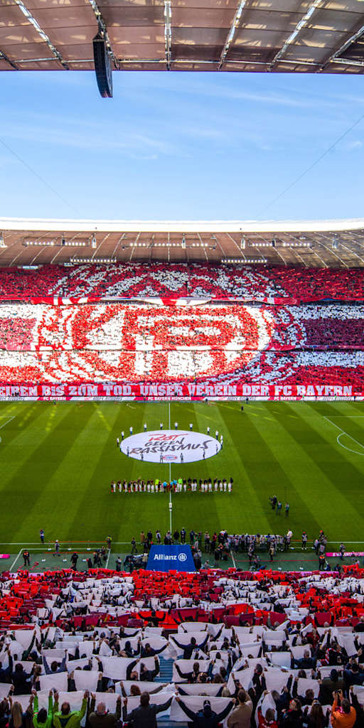 Die gefüllte Allianz Arena, mit Fans auf den Rängen, die das FC Bayern Logo in einer Stadion Choreographie abbilden.