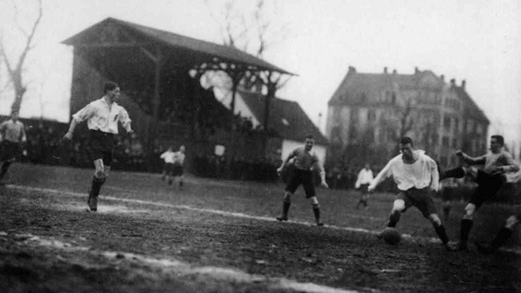 eine_spielszene_in_muenchens_erstem_stadion