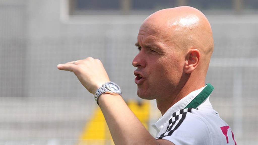 Erik ten Hag gibt Anweisungen am Spielfeldrand.